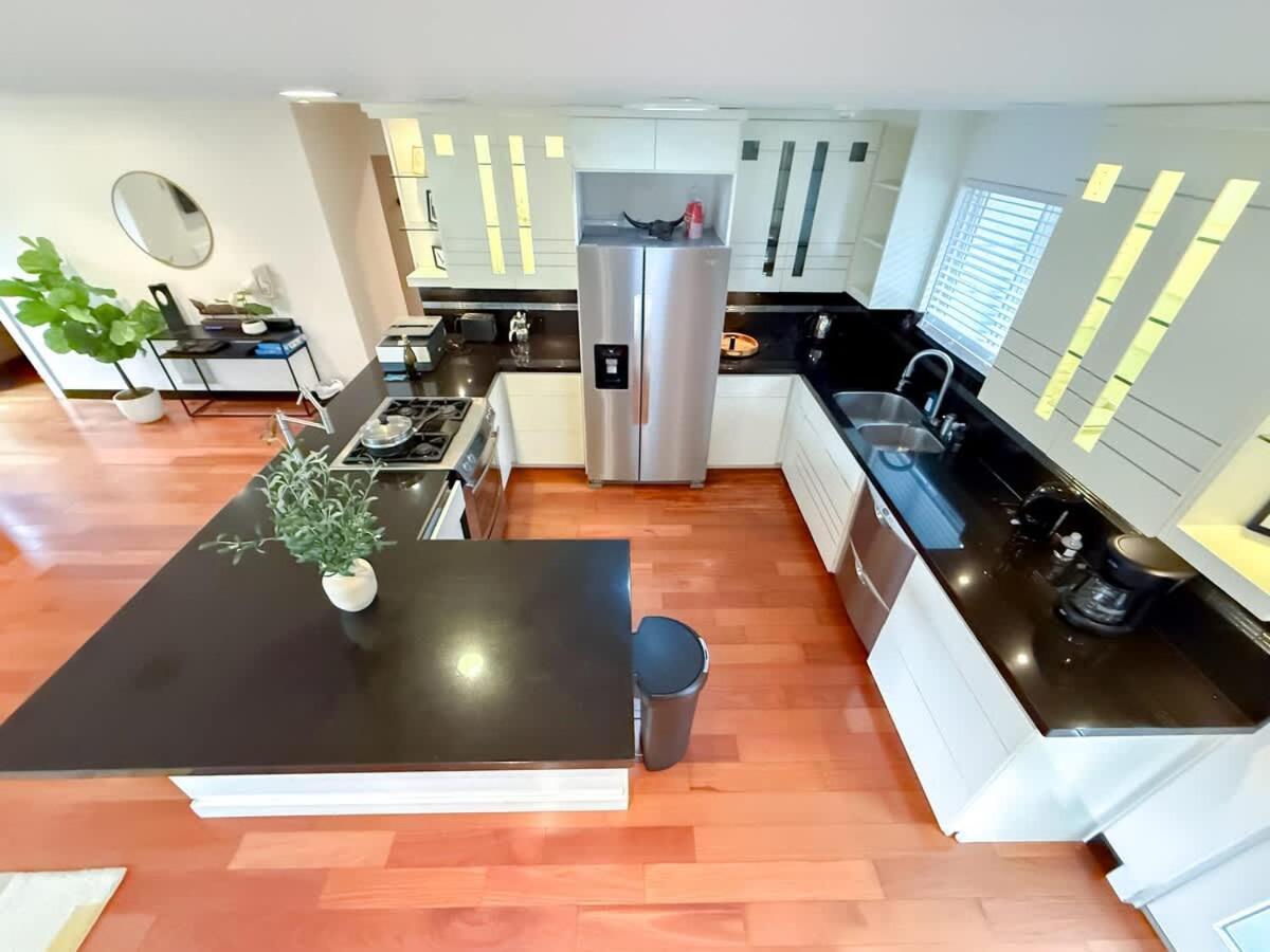 Modern 4br Gem Near Beverly Hills By Allevo Homes Сasa de vacaciones Los Ángeles