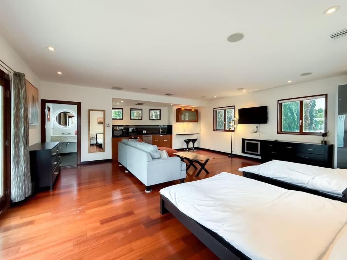 Modern 4br Gem Near Beverly Hills By Allevo Homes Сasa de vacaciones Los Ángeles