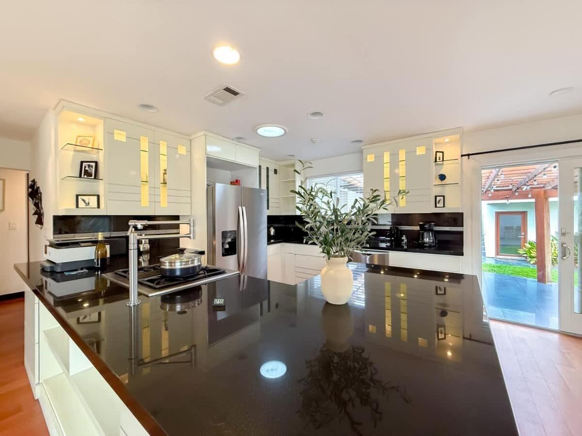 Modern 4br Gem Near Beverly Hills By Allevo Homes Los Ángeles